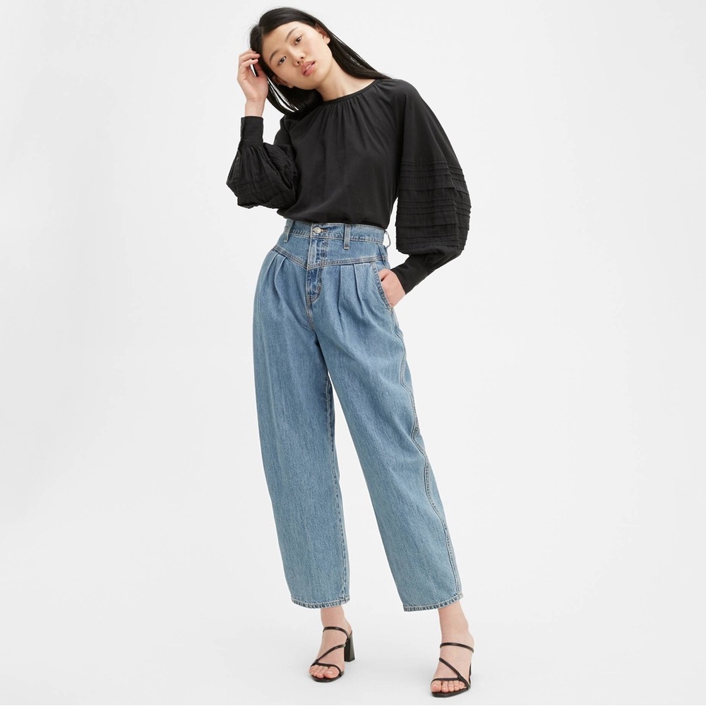 Levi’s Pleated Balloon Jeans Mom Jeans Light Blue Wash Size 29